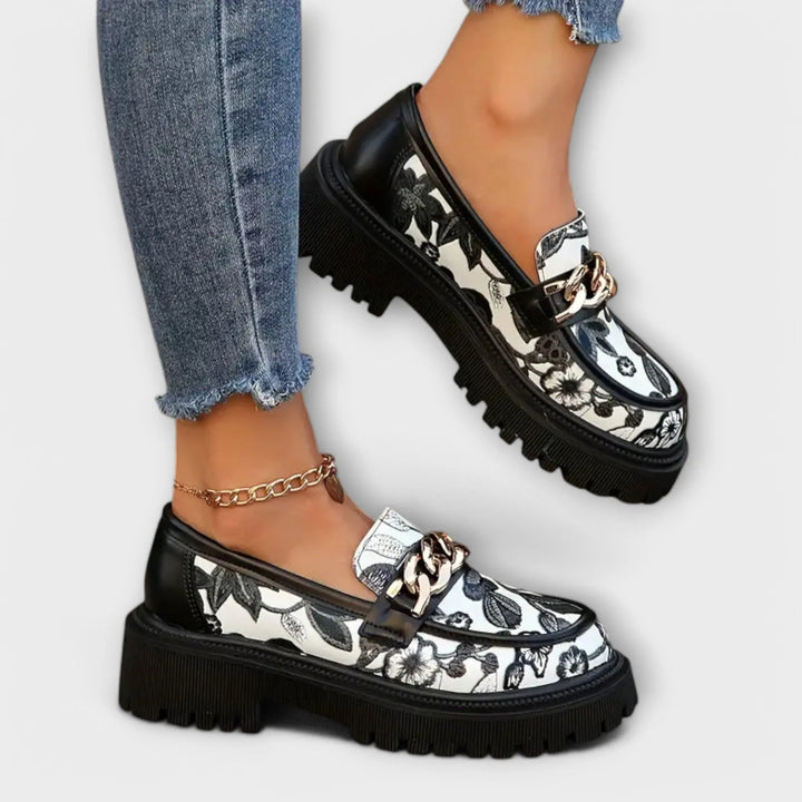 Sandra – Mocasines Retro con Toque Floral