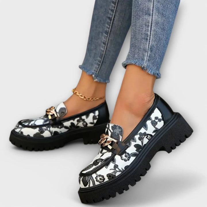 Sandra – Mocasines Retro con Toque Floral
