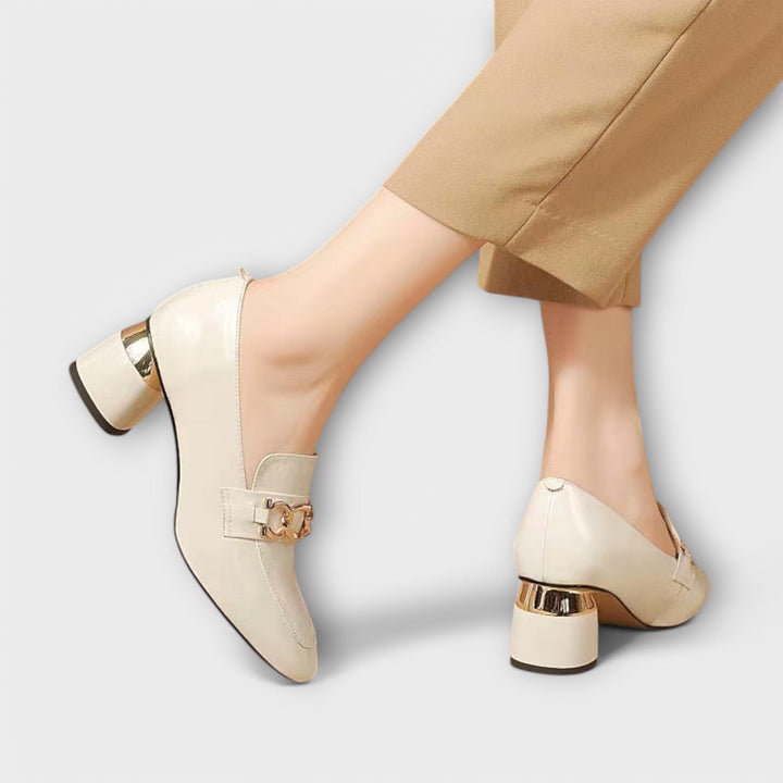 Lysanne – Mocasín de charol con tacón metálico y detalle de cadena