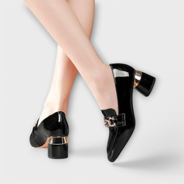 Lysanne – Mocasín de charol con tacón metálico y detalle de cadena
