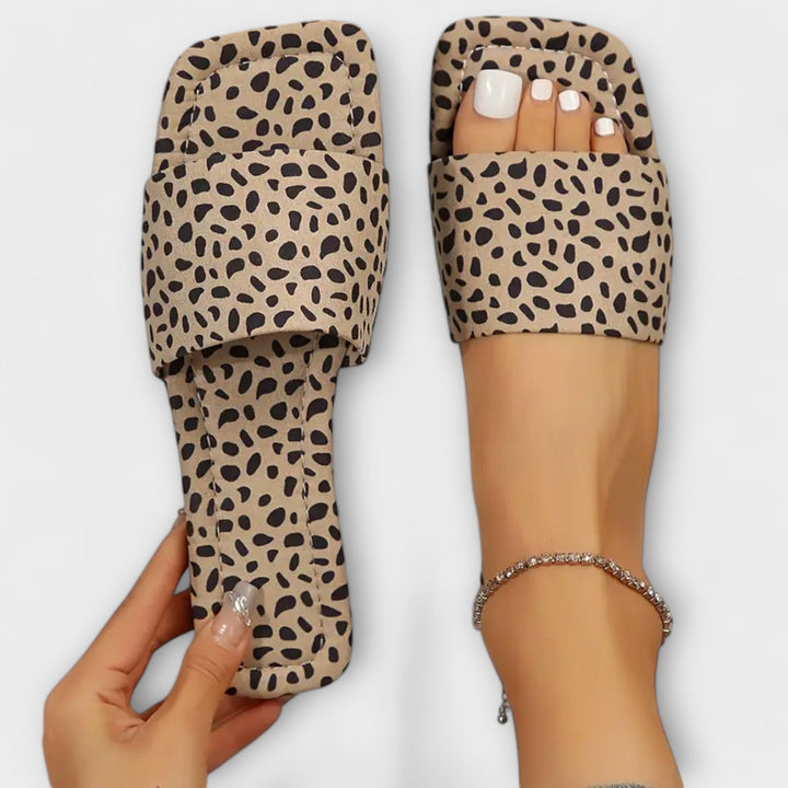 Solvaya – Zapatilla con Estampado Animal y Silueta Moderna