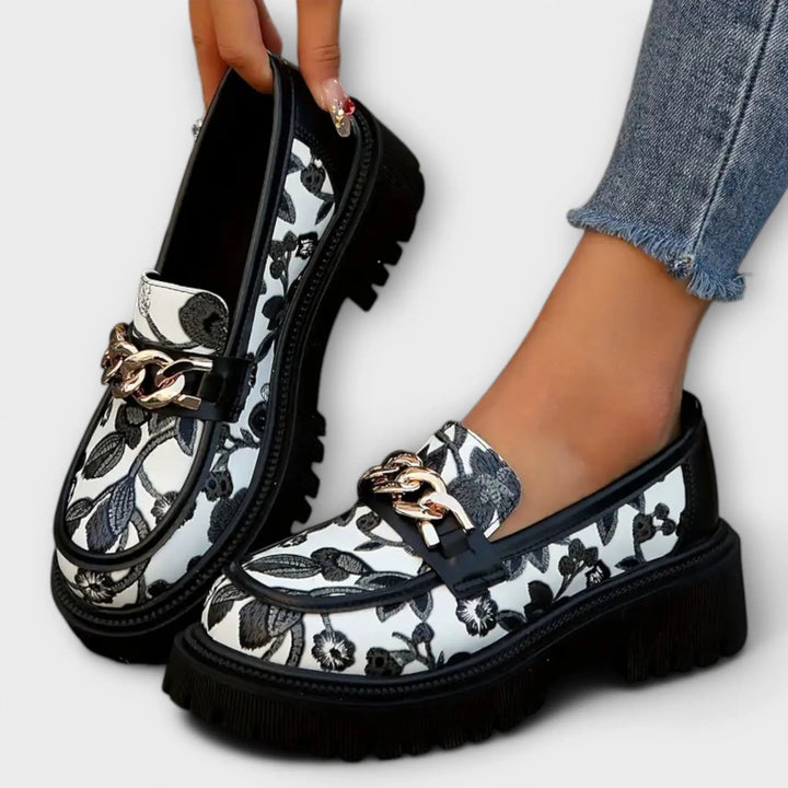 Sandra – Mocasines Retro con Toque Floral
