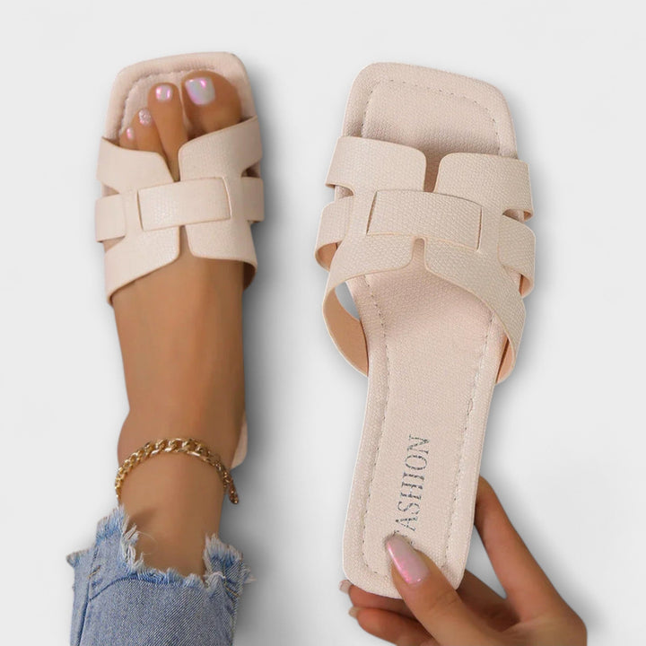 Darelle – Sandalias Planas con Elegancia Ligera