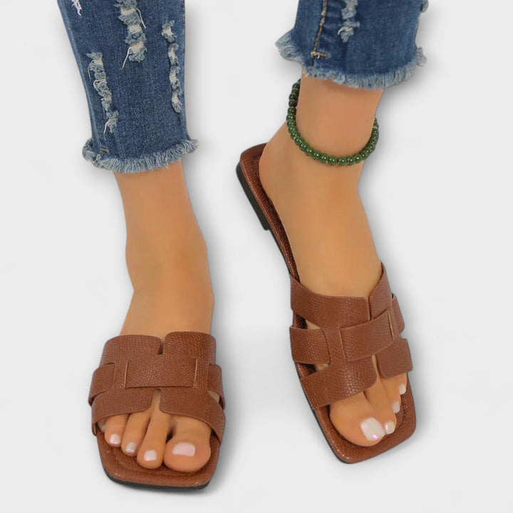Darelle – Sandalias Planas con Elegancia Ligera