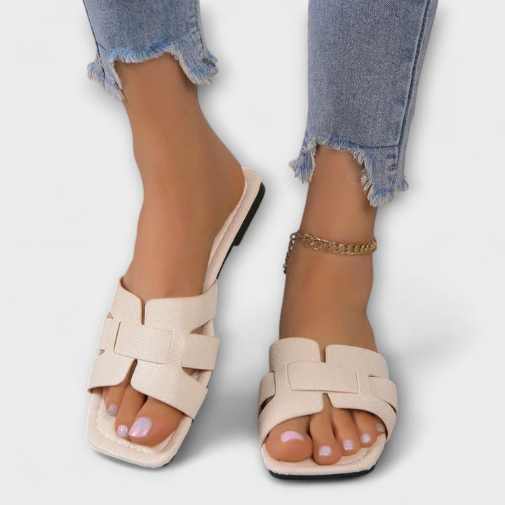 Darelle – Sandalias Planas con Elegancia Ligera