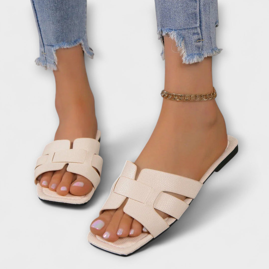 Darelle – Sandalias Planas con Elegancia Ligera