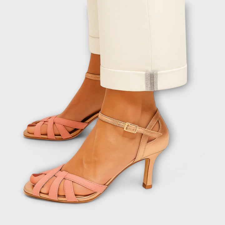 Philena – Sandalias con Tiras y Acento Dorado