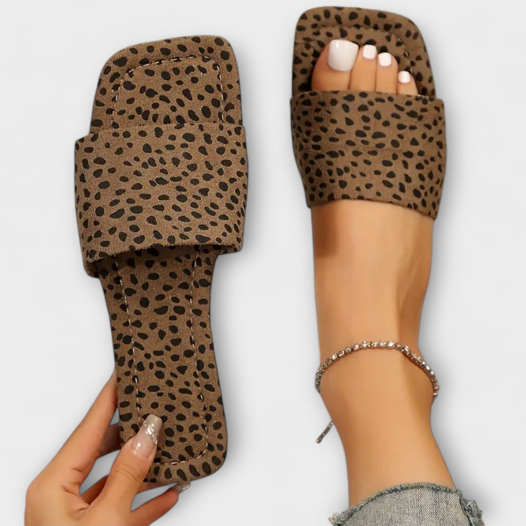 Solvaya – Zapatilla con Estampado Animal y Silueta Moderna