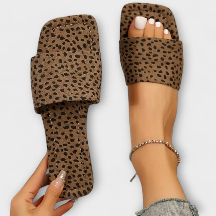 Solvaya – Zapatilla con Estampado Animal y Silueta Moderna